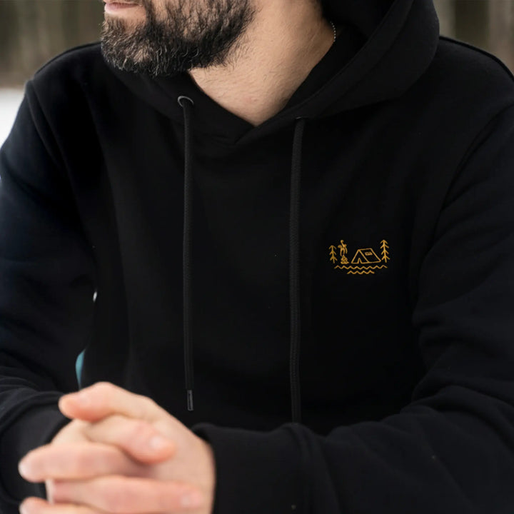 Czarna bluza wędkarska Wild Fish Stories El Clasico z kapturem, detal małego haftowanego logo na piersi, odzież outdoorowa premium