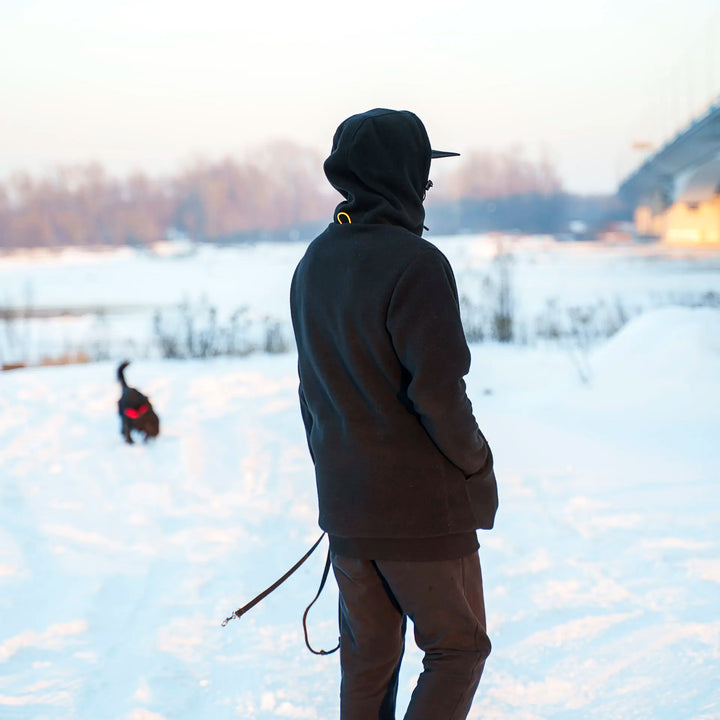 Polar wędkarski Black Bear Wild Fish Stories - mężczyzna z psem nad zamarzniętą rzeką zimą