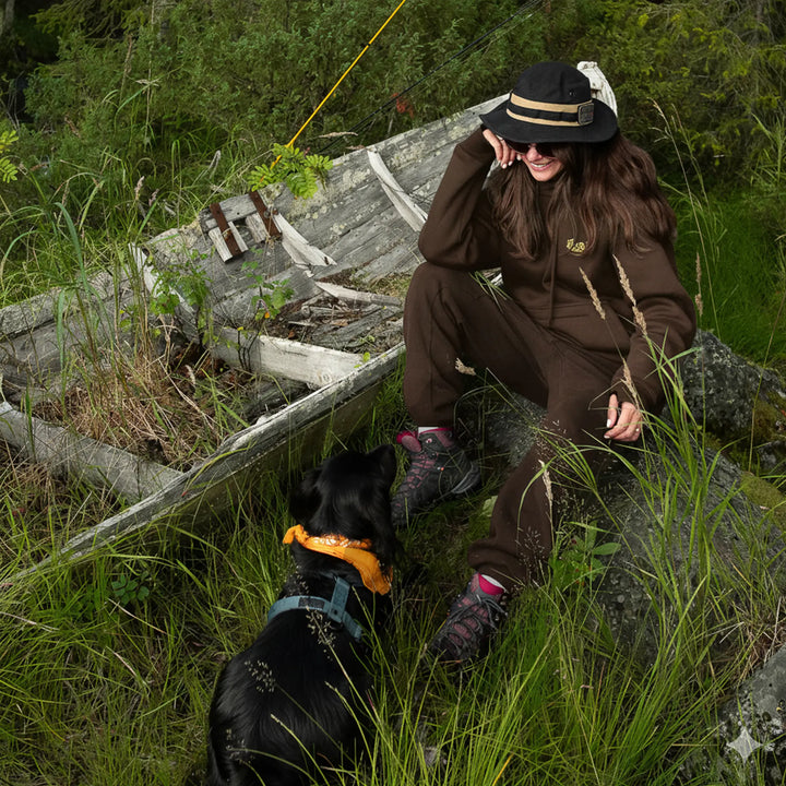 Spodnie wędkarskie El Clasico Wild Fish Stories - kobieta w spodniach outdoor nad rzeką Z PSEM