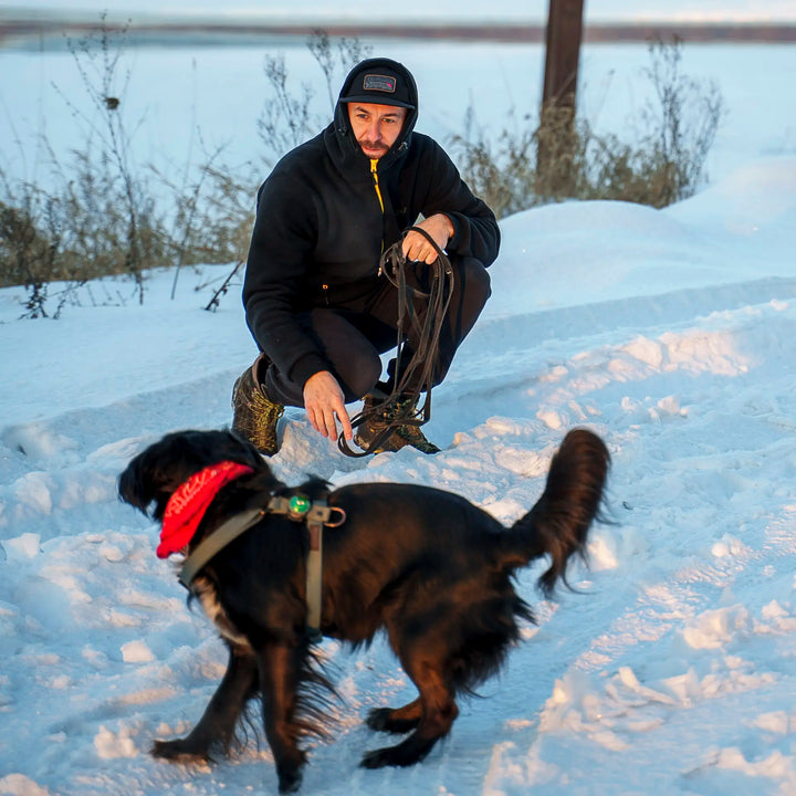 Polar Black Bear z kapturem i ściągaczami - wędkarz outdoor zimą z psem
