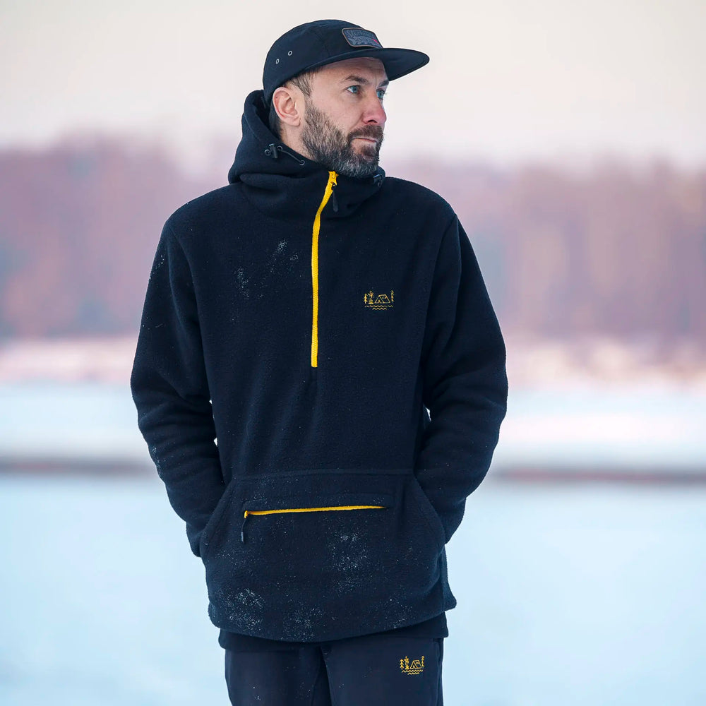 Polar wędkarski Black Bear z kapturem i żółtymi zamkami - widok z przodu