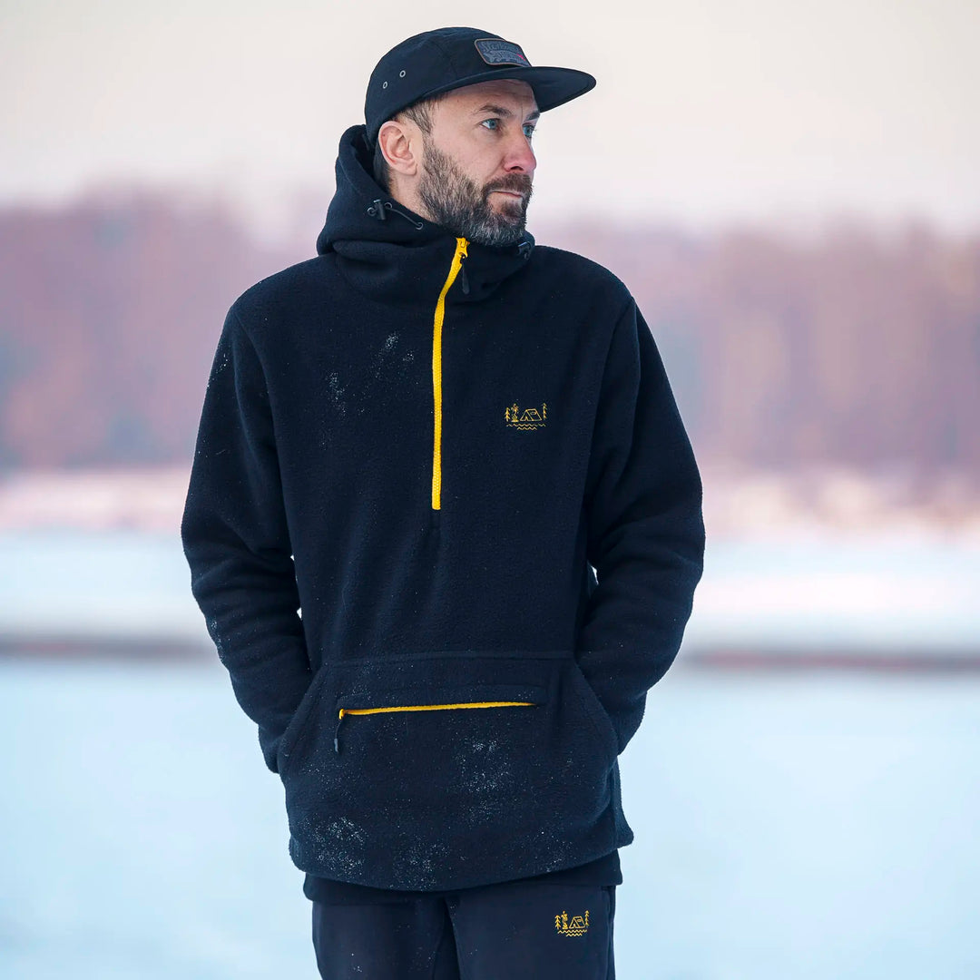 Polar wędkarski Black Bear z kapturem i żółtymi zamkami - widok z przodu