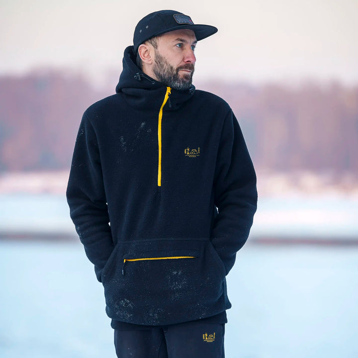 Polar wędkarski Black Bear z kapturem i żółtymi zamkami - widok z przodu