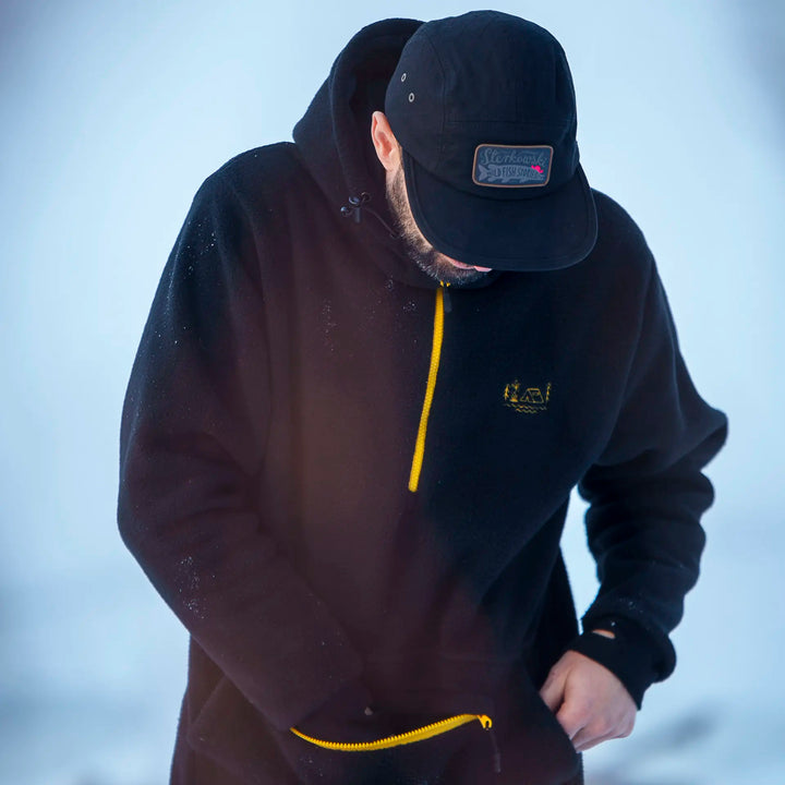 Polar Black Bear Wild Fish Stories – gruby polar wiatroszczelny z kapturem, kieszeń kangurka i zamek, odzież outdoorowa na chłodne warunki