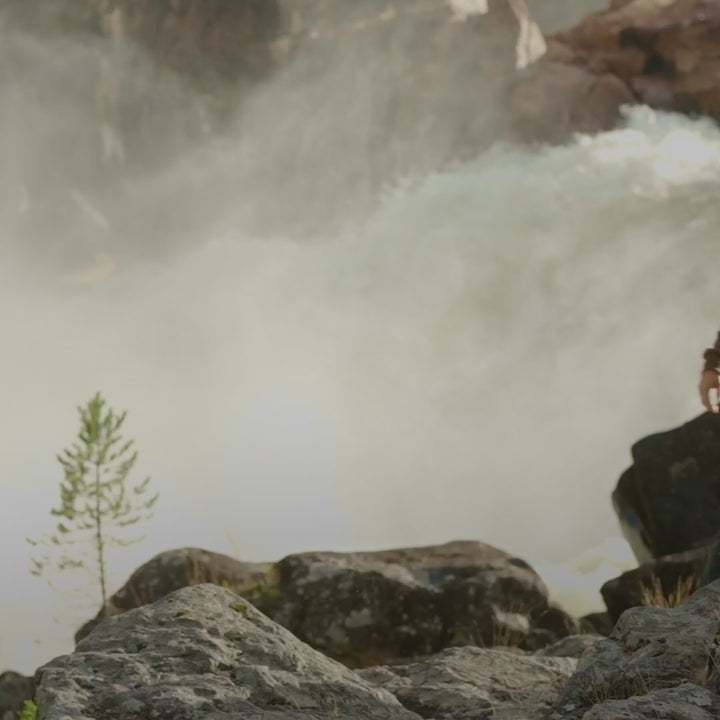 Bluza Wild Fish Stories z logo na plecach noszona przy wodospadzie, outdoorowy styl życia wędkarstwo