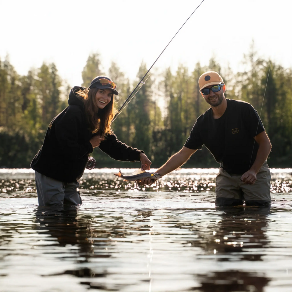 T-shirt El Clasico Wild Fish Stories - para wędkarzy w czarnych t-shirtach z rybą nad rzeką fly fishing