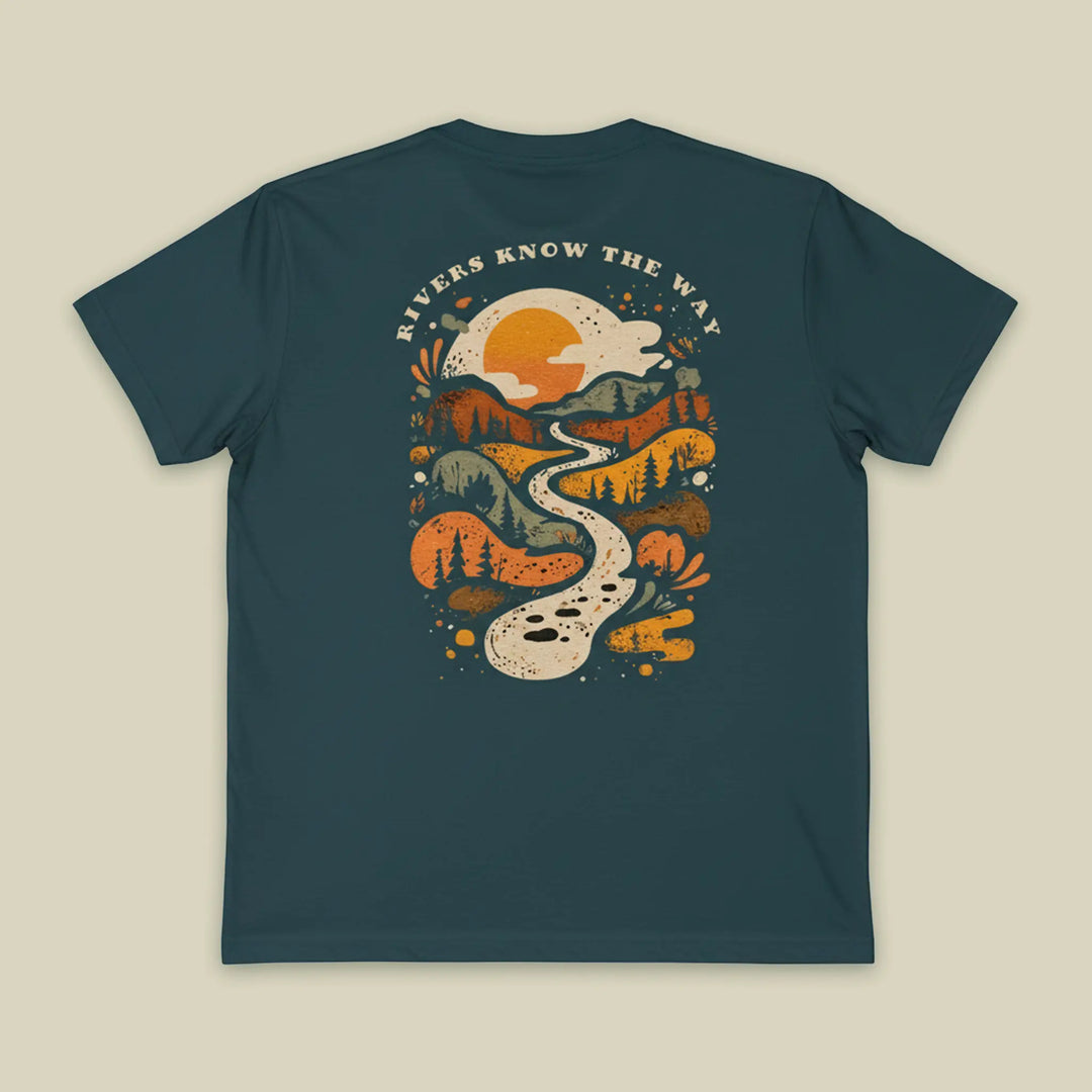 Koszulka Wild Fish Stories z graficznym motywem rzeki, gór i słońca oraz hasłem Rivers Know the Way, outdoorowy styl wędkarski